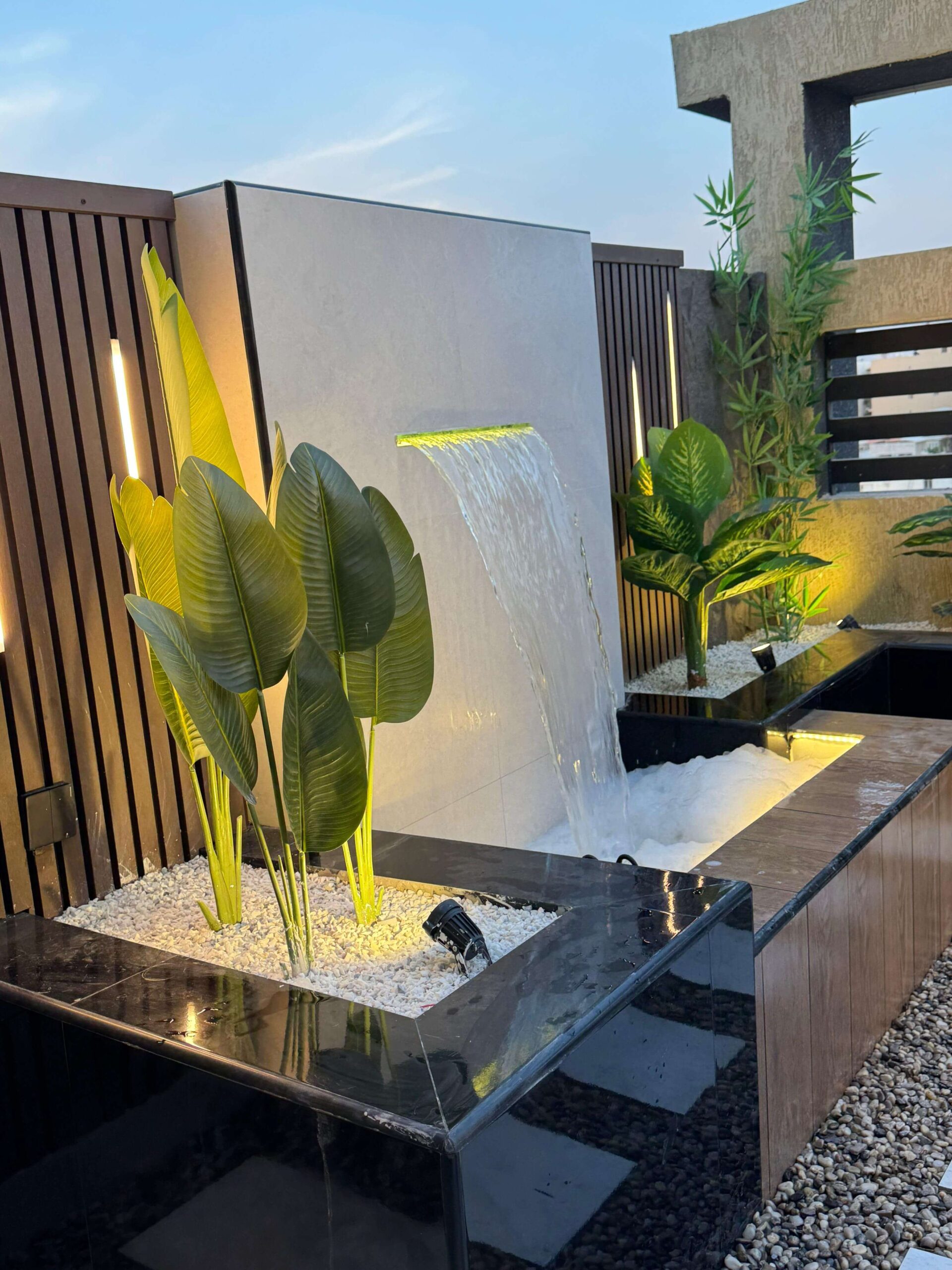 تصميم شلال جداري مودرن مع إضاءة مخفية في العين - تنفيذ شركة الريحان