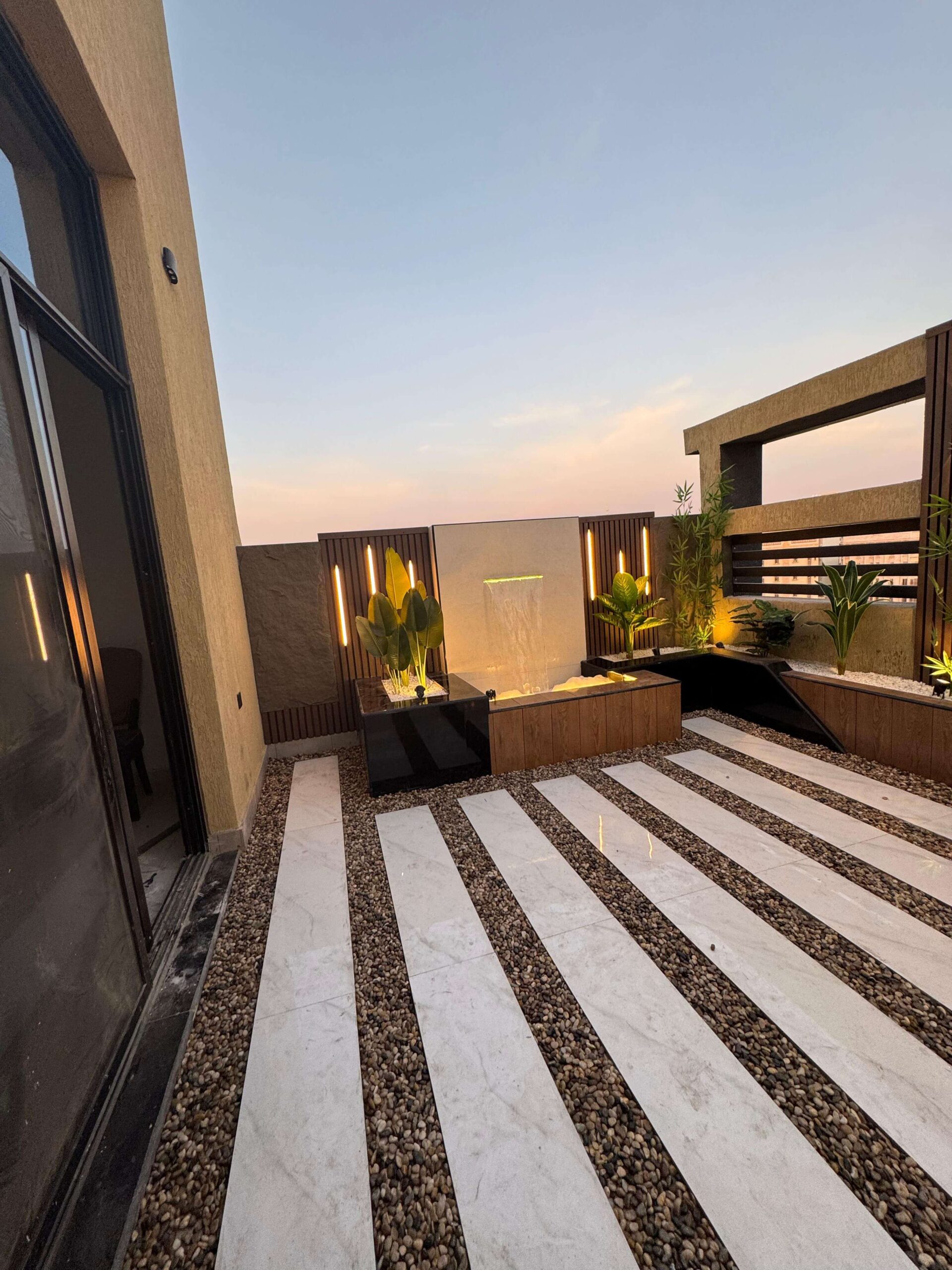 تصميم شلال جداري مودرن مع إضاءة مخفية في العين - تنفيذ شركة الريحان