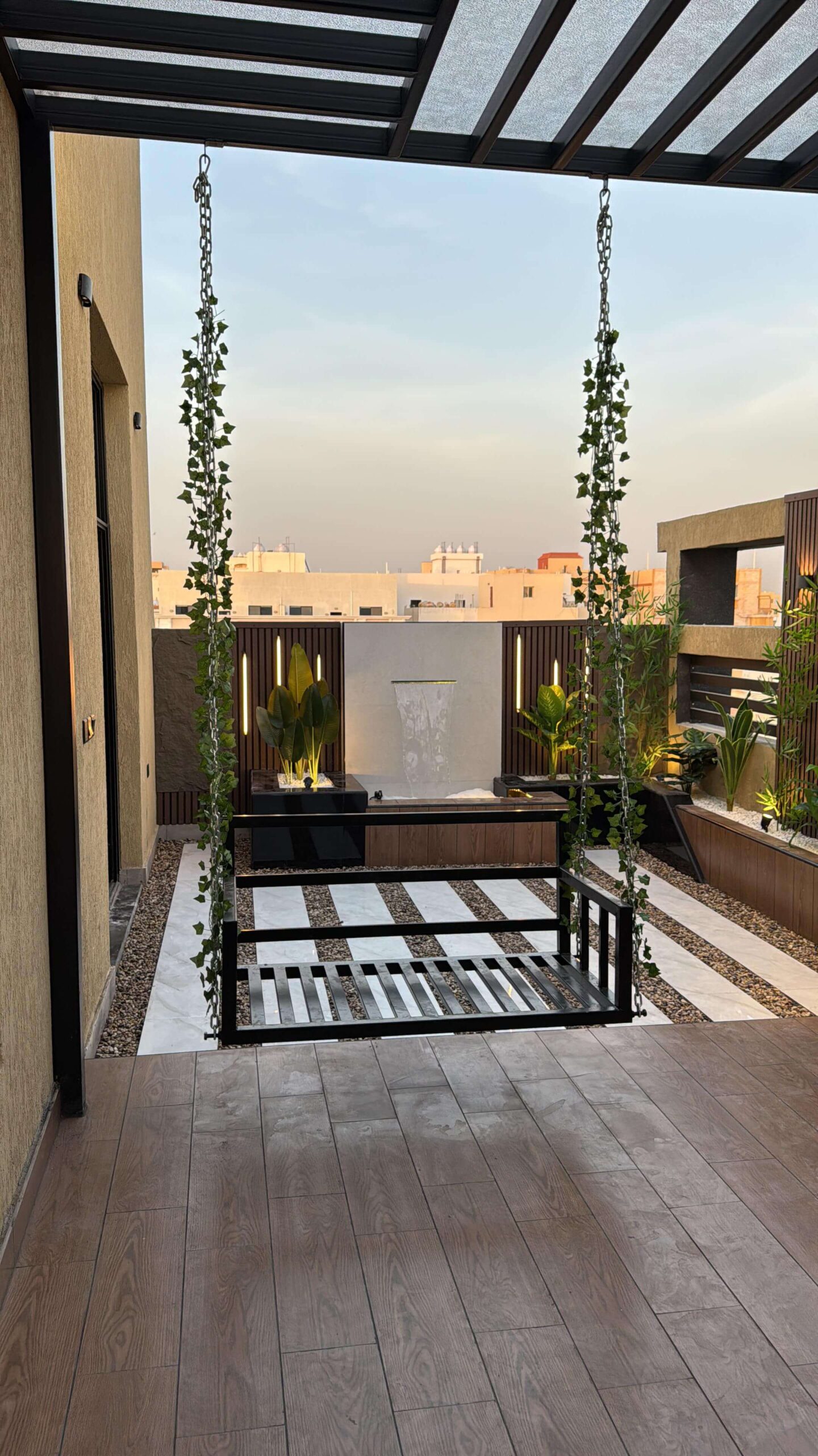 تصميم شلال جداري مودرن مع إضاءة مخفية في العين - تنفيذ شركة الريحان