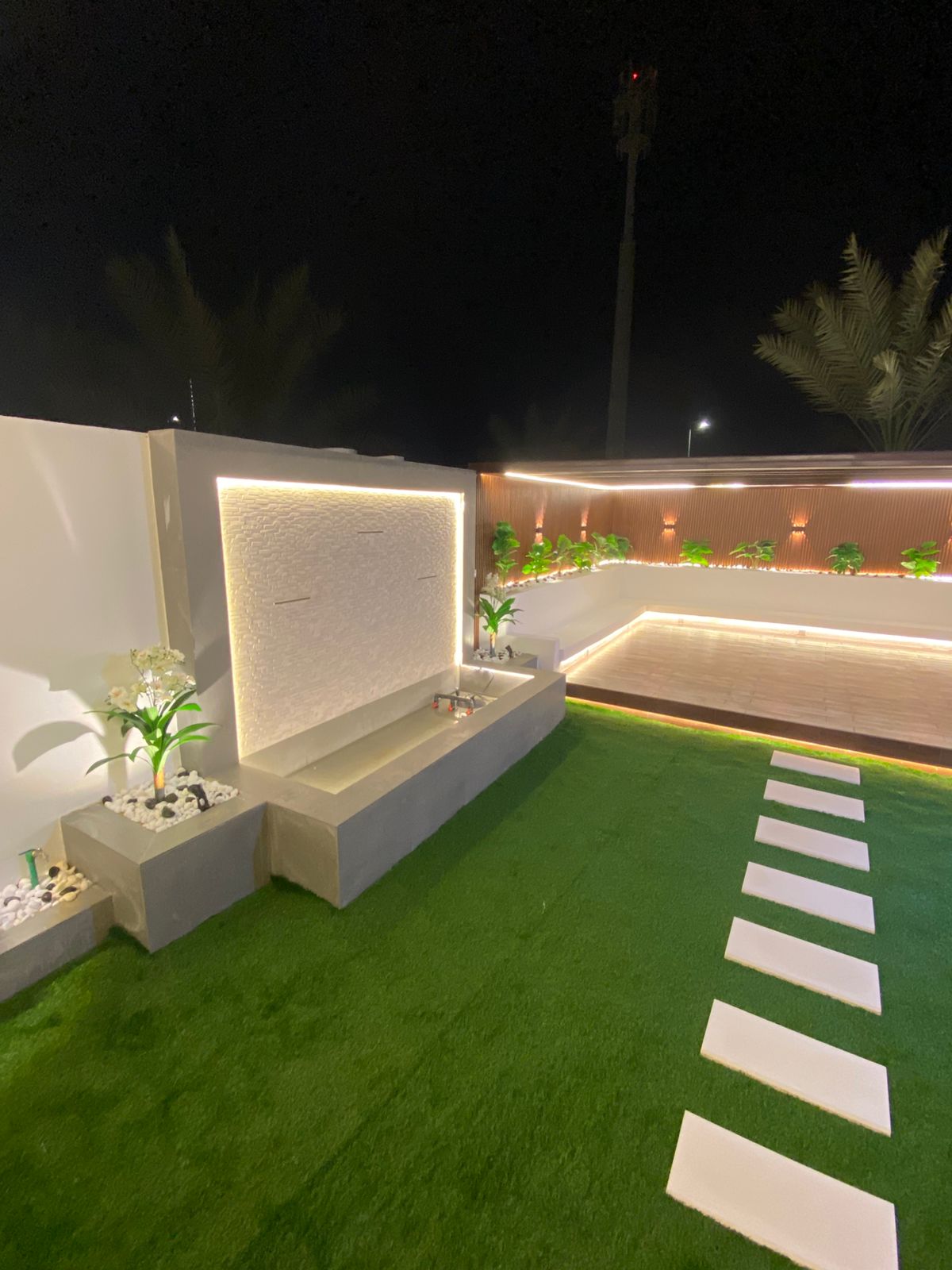 ديكور شلال جداري صغير لحدائق الفلل - الريحان لتنسيق الحدائق 0508068441