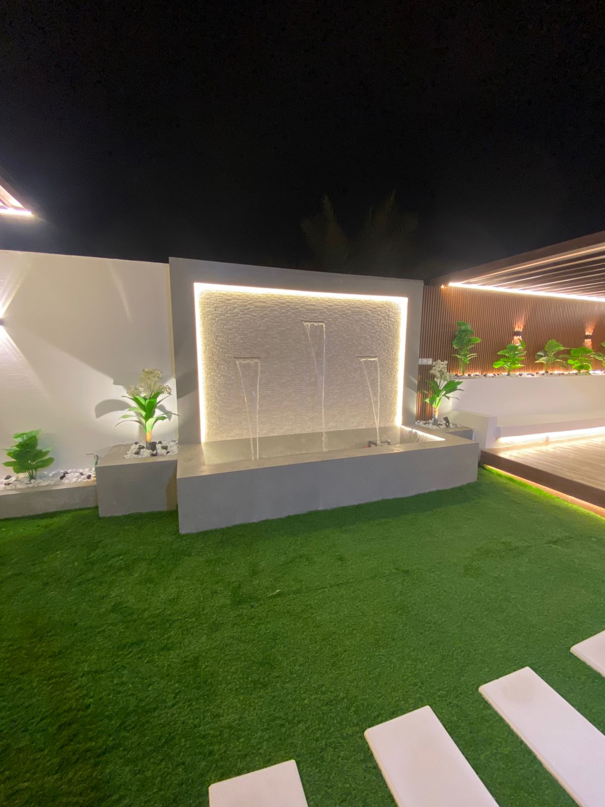 ديكور شلال جداري صغير لحدائق الفلل - الريحان لتنسيق الحدائق 0508068441